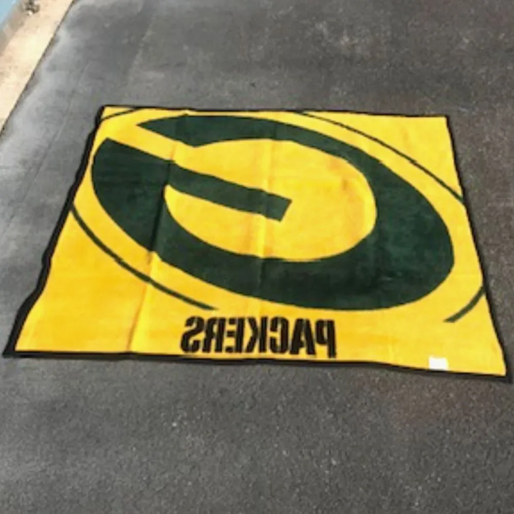 Green Bay Packers Size: 48'' x 54'' Cozy Plush Throw Blanket . New w/o Tags